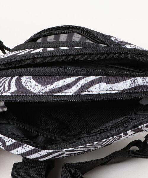 VOLCOM（ボルコム）の「【VOLCOM/ボルコム】Waisted Pac/ロゴワンポイント総柄ボディバッグ・ウエストポーチ（ボディバッグ/ウエストポーチ・メンズ・ブラウン系その他/グリーン系その他・FREE）」の5枚目の写真