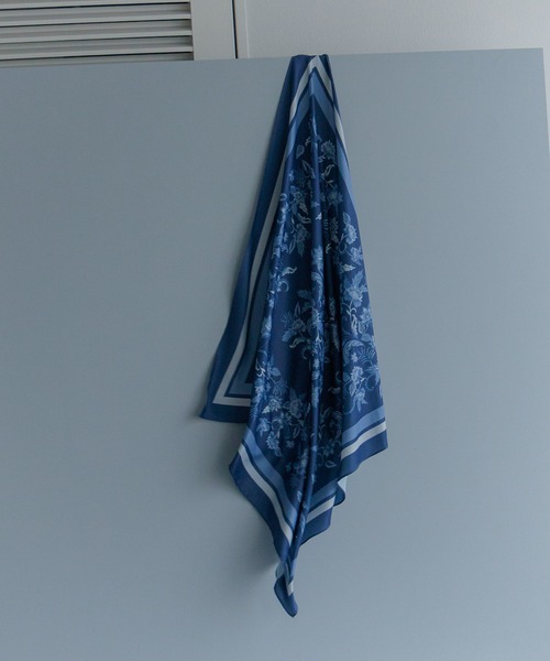 Andemiu（アンデミュウ）の「【オリジナル柄】エスニックフラワースカーフ582168（バンダナ/スカーフ・レディース・ブラウン/アイボリー/オレンジ/ネイビー/グレー・FREE）」の5枚目の写真