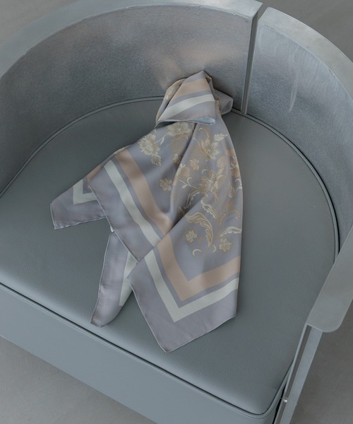 Andemiu（アンデミュウ）の「【オリジナル柄】エスニックフラワースカーフ582168（バンダナ/スカーフ・レディース・ブラウン/アイボリー/オレンジ/ネイビー/グレー・FREE）」の3枚目の写真