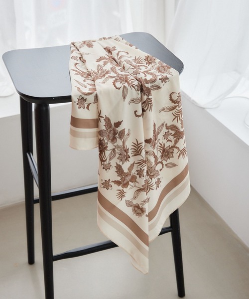 Andemiu（アンデミュウ）の「【オリジナル柄】エスニックフラワースカーフ582168（バンダナ/スカーフ・レディース・ブラウン/アイボリー/オレンジ/ネイビー/グレー・FREE）」の2枚目の写真