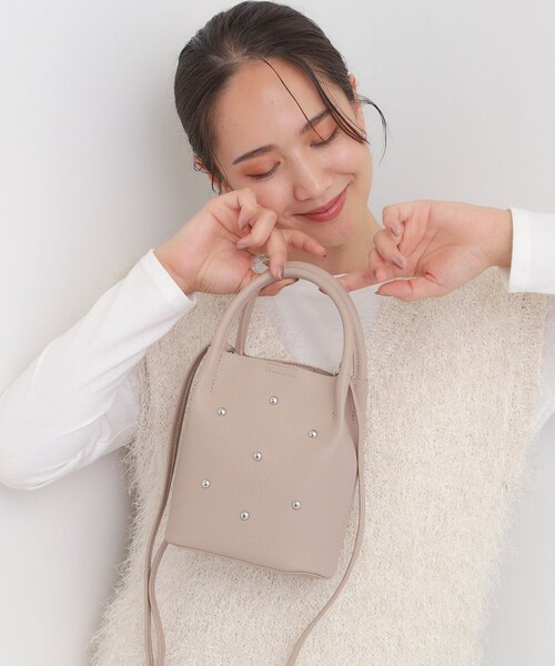 SHOO・LA・RUE(シューラルー)の「つまみハンドルスタッズミニショルダー(ショルダーバッグ・レディース・ナチュラル/シルバー/ブラック・00)」の2枚目の写真