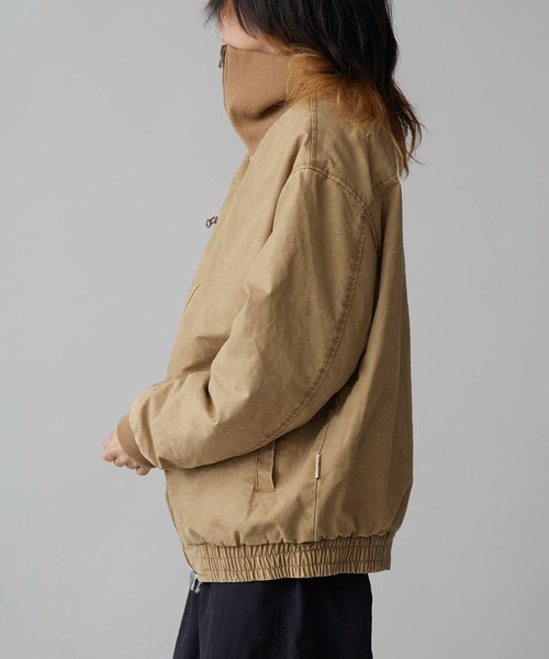 Theater code(シアターコード)の「Rib-Knit High-Neck Full-Zip Cotton Quilted Jacket / リブ編みハイネック フルジップコットン 中綿ブルゾン 秋 秋服メンズ 2026年秋冬 冬服(ブルゾン・メンズ・ベージュ/オリーブ・M/L)」の8枚目の写真