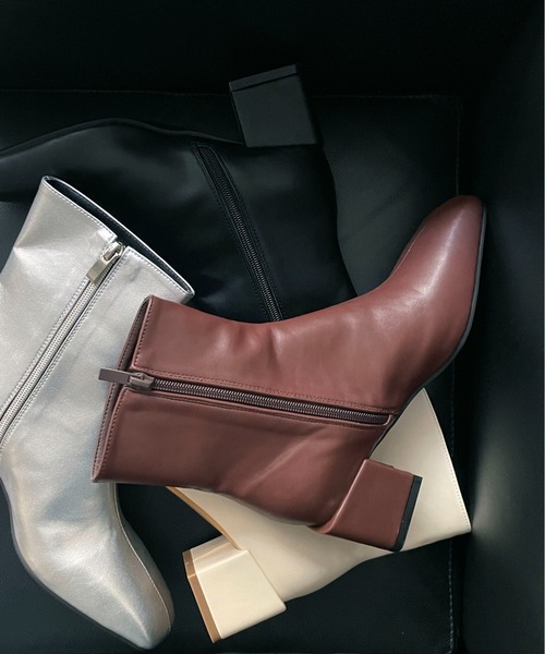 on:nue（オンニュ）の「【on:nue】[4色展開/5サイズ展開] スクエアトゥステッチショートブーツ（ブーツ・レディース・アイボリー/ブラック/シルバー/バーガンディー・23.0cm/23.5cm/24.0cm/24.5cm/25.0cm）」の9枚目の写真