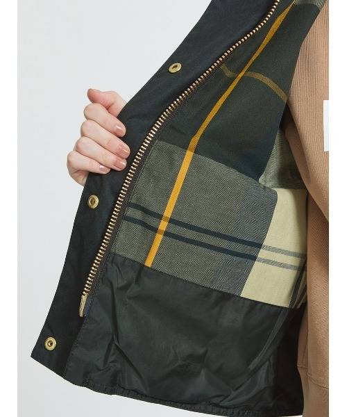 Barbour（バブアー）の「【BEADNELL / ビードネル】ワックス ジャケット（クロップドレングス）（ブルゾン・レディース・グリーン/ブラック/ネイビー・8/10/12）」の6枚目の写真