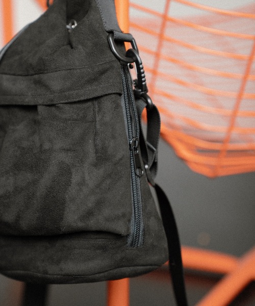 cii（シー）の「KINCHAKU SHOULDER BAG / スエード巾着ショルダーバッグ（ショルダーバッグ・メンズ・ブラック・FREE）」の10枚目の写真