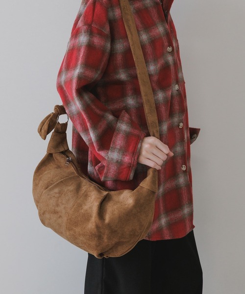 AO2(アオズ)の「Faux Leather 2-Way Croissant-Shaped Shoulder Bag / フェイクレザー 2WAY クロワッサン型 ショルダーバッグ(ショルダーバッグ・レディース・ベージュ/ブラウン/カーキ/ブラック・FREE)」の3枚目の写真