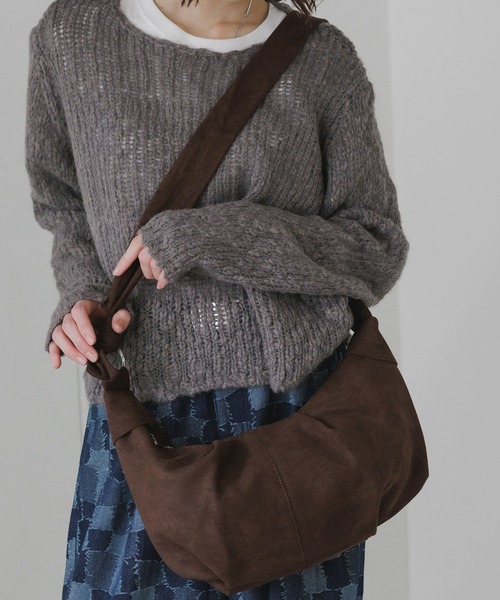 AO2(アオズ)の「Faux Leather 2-Way Croissant-Shaped Shoulder Bag / フェイクレザー 2WAY クロワッサン型 ショルダーバッグ(ショルダーバッグ・レディース・ベージュ/ブラウン/カーキ/ブラック・FREE)」の2枚目の写真