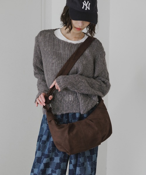 AO2(アオズ)の「Faux Leather 2-Way Croissant-Shaped Shoulder Bag / フェイクレザー 2WAY クロワッサン型 ショルダーバッグ(ショルダーバッグ・レディース・ベージュ/ブラウン/カーキ/ブラック・FREE)」の6枚目の写真