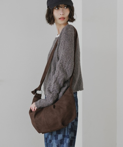 AO2(アオズ)の「Faux Leather 2-Way Croissant-Shaped Shoulder Bag / フェイクレザー 2WAY クロワッサン型 ショルダーバッグ(ショルダーバッグ・レディース・ベージュ/ブラウン/カーキ/ブラック・FREE)」の7枚目の写真