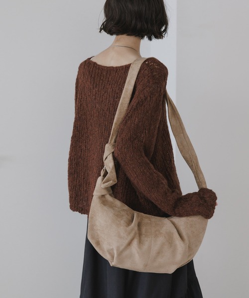AO2(アオズ)の「Faux Leather 2-Way Croissant-Shaped Shoulder Bag / フェイクレザー 2WAY クロワッサン型 ショルダーバッグ(ショルダーバッグ・レディース・ベージュ/ブラウン/カーキ/ブラック・FREE)」の12枚目の写真