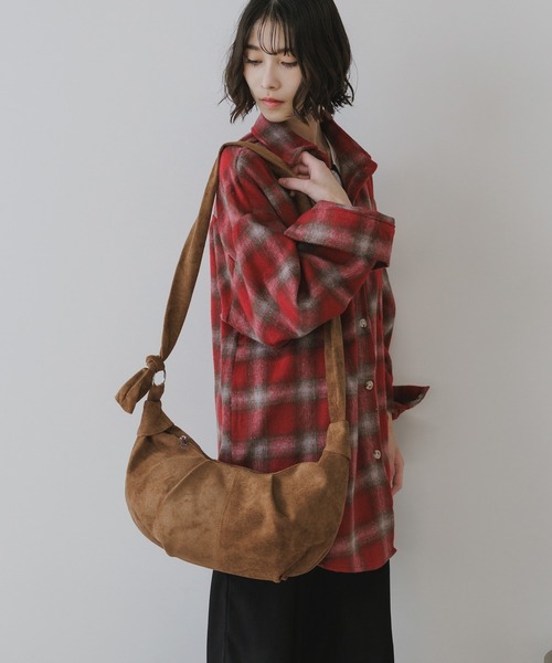 AO2(アオズ)の「Faux Leather 2-Way Croissant-Shaped Shoulder Bag / フェイクレザー 2WAY クロワッサン型 ショルダーバッグ(ショルダーバッグ・レディース・ベージュ/ブラウン/カーキ/ブラック・FREE)」の14枚目の写真