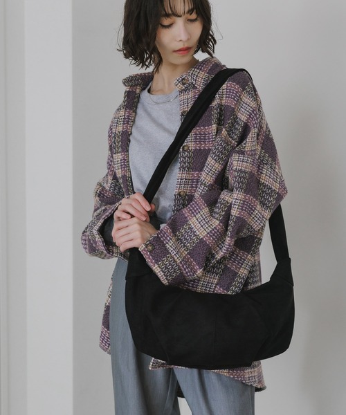 AO2(アオズ)の「Faux Leather 2-Way Croissant-Shaped Shoulder Bag / フェイクレザー 2WAY クロワッサン型 ショルダーバッグ(ショルダーバッグ・レディース・ベージュ/ブラウン/カーキ/ブラック・FREE)」の13枚目の写真