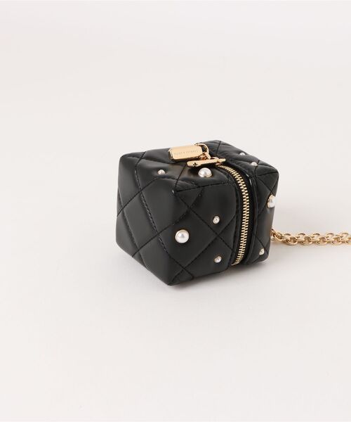 CHARLES & KEITH(チャールズ & キース)の「Janie マイクロジェイニー パールエンベリッシュドキルトチェーンハンドルボクシーポーチ(ポーチ・レディース・ブラック・XS)」の3枚目の写真