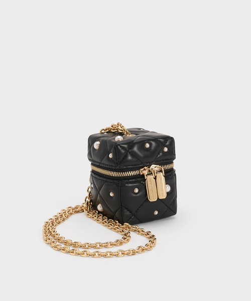 CHARLES & KEITH(チャールズ & キース)の「Janie マイクロジェイニー パールエンベリッシュドキルトチェーンハンドルボクシーポーチ(ポーチ・レディース・ブラック・XS)」の7枚目の写真
