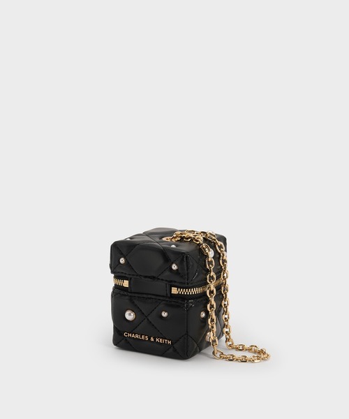 CHARLES & KEITH(チャールズ & キース)の「Janie マイクロジェイニー パールエンベリッシュドキルトチェーンハンドルボクシーポーチ(ポーチ・レディース・ブラック・XS)」の8枚目の写真