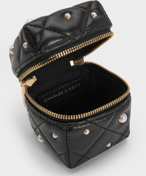 CHARLES & KEITH(チャールズ & キース)の「Janie マイクロジェイニー パールエンベリッシュドキルトチェーンハンドルボクシーポーチ(ポーチ・レディース・ブラック・XS)」の2枚目の写真