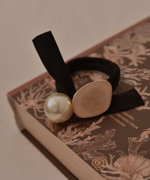 Mayree（メイリー）の「【resonance】大理石×パール シンプル ヘアゴム（ヘアゴム・レディース・ブラック系1/ブラック系2・FREE）」の2枚目の写真