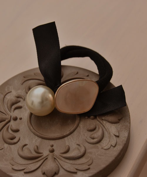 Mayree（メイリー）の「【resonance】大理石×パール シンプル ヘアゴム（ヘアゴム・レディース・ブラック系1/ブラック系2・FREE）」の6枚目の写真