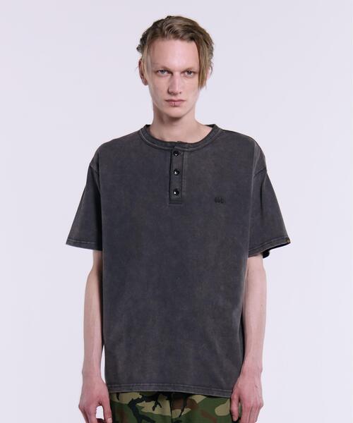 Alpha Industries（アルファインダストリーズ）の「Alpha Industries/アルファインダストリーズ/SNOW WASH SS HENLEY NECK T-SHIRT/スノーウォッシュ ヘンリーネック Tシャツ（Tシャツ/カットソー・メンズ・ネイビー/チャコール/ホワイト系2/オリーブ系/ブラック・2XL/L/M/S/XL）」の15枚目の写真
