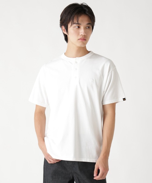 Alpha Industries(アルファインダストリーズ)の「Alpha Industries/アルファインダストリーズ/SNOW WASH SS HENLEY NECK T-SHIRT/スノーウォッシュ ヘンリーネック Tシャツ(Tシャツ/カットソー・メンズ・ネイビー/チャコール/ホワイト系2/オリーブ系/ブラック・2XL/L/M/S/XL)」の1枚目の写真