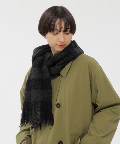 MHL.（エムエイチエル）の「CHUNKY WOOL CHECK SCARF（ストール/ショール・レディース・ブラック/チャコール・FREE）」の5枚目の写真