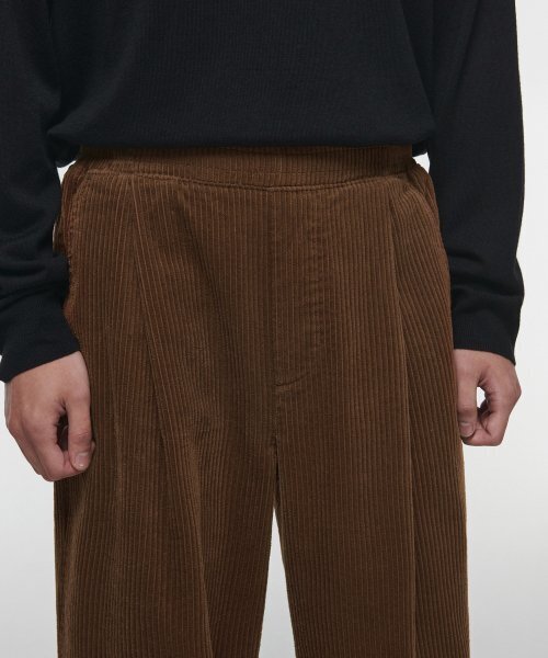 MUSINSA STANDARD（ムシンサスタンダード）の「ワンタックワイドコーデュロイバンディングパンツ[ブラウン]（その他パンツ・メンズ・その他・36/34/32/30/26/28/40/38/42）」の3枚目の写真