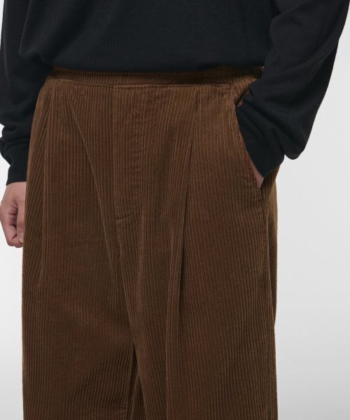 MUSINSA STANDARD（ムシンサスタンダード）の「ワンタックワイドコーデュロイバンディングパンツ[ブラウン]（その他パンツ・メンズ・その他・36/34/32/30/26/28/40/38/42）」の5枚目の写真