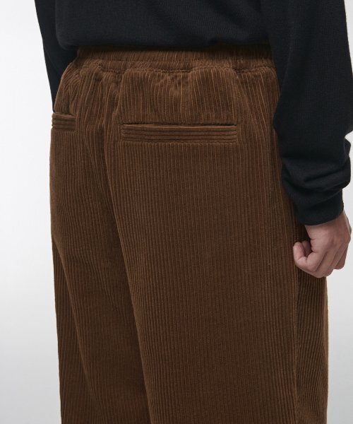 MUSINSA STANDARD（ムシンサスタンダード）の「ワンタックワイドコーデュロイバンディングパンツ[ブラウン]（その他パンツ・メンズ・その他・36/34/32/30/26/28/40/38/42）」の6枚目の写真