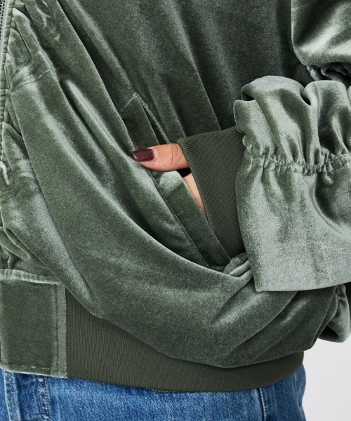 Rouge vif la cle(ルージュヴィフラクレ)の「【Keena/キーナ】ベルベットMA-1/アウター/ベロア/お出かけ【WEB限定】(MA-1・レディース・グリーン/ブラック・フリー)」の14枚目の写真