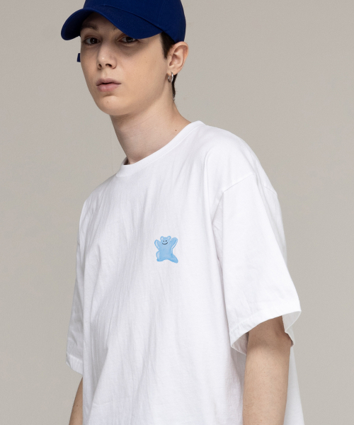 GRAVER（グレーバー）の「[ユニセックス]スモールブルーペインティングベアスマイル半袖Tシャツ_ホワイト（Tシャツ/カットソー・レディース・ホワイト・MEDIUM/SMALL/LARGE/X-LARGE）」の2枚目の写真