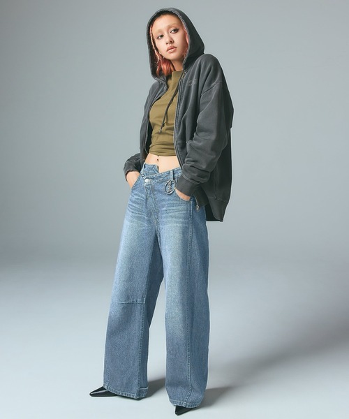 X-girl（エックスガール）の「ASYMMETRIC WAIST BARREL LEG DENIM PANTS（デニムパンツ・レディース・ブラック/ライトインディゴブルー・S/M）」の3枚目の写真