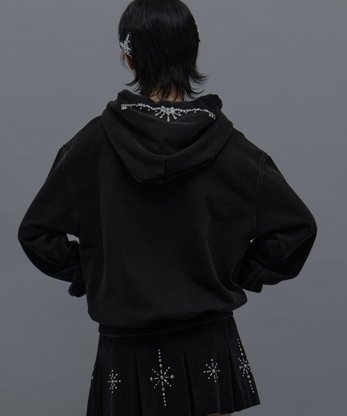 tanakadaisuke（タナカダイスケ）の「【tanakadaisuke/タナカダイスケ】bijou tiara hoodie/ビジューティアラフーディー（パーカー・レディース・ブラック/ベージュ・1）」の2枚目の写真