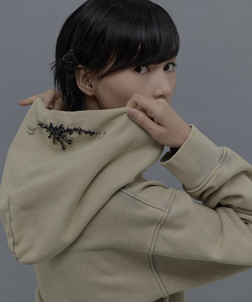 tanakadaisuke（タナカダイスケ）の「【tanakadaisuke/タナカダイスケ】bijou tiara hoodie/ビジューティアラフーディー（パーカー・レディース・ブラック/ベージュ・1）」の12枚目の写真