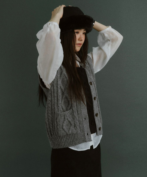 GRANDMA CABLE KNIT VEST (GRAY)
