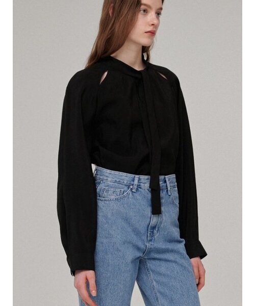 BEMUSE MANSION(ビミューズマンション)の「Scarf cutout detail blouse - Black(シャツ/ブラウス・レディース・ブラック・FREE)」の2枚目の写真