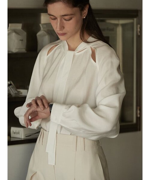 BEMUSE MANSION(ビミューズマンション)の「Scarf cutout detail blouse - Black(シャツ/ブラウス・レディース・ブラック・FREE)」の4枚目の写真