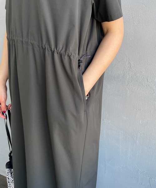 AMERICANA（アメリカーナ）の「[Americana/アメリカーナ] 別注 4WAYストレッチ ウエストギャザー マキシ丈ワンピース（ワンピース・レディース・チャコール/ブラウン/グレイッシュベージュ・ONE SIZE）」の4枚目の写真