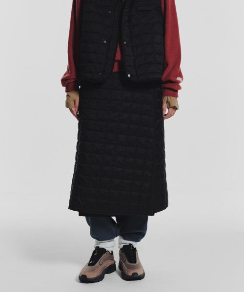 MENASOO(ミナス)の「MNS Line Quilting Long Skirt_Black(スカート・レディース・ブラック・1/2)」の2枚目の写真