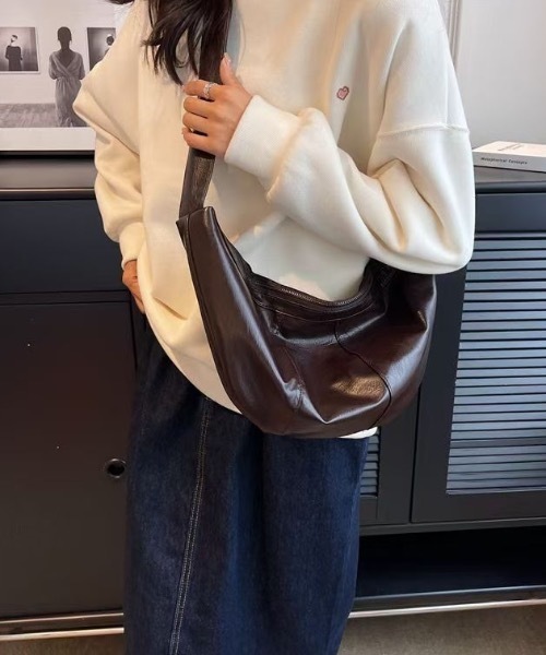 SHEPP(シープ)の「【26年春新作】エコレザーワイドストラップハーフムーンショルダー(ショルダーバッグ・メンズ・ブラック/ホワイト/ダークブラウン/ブラウン・F)」の4枚目の写真