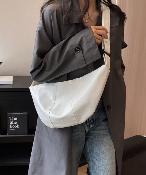 SHEPP(シープ)の「【26年春新作】エコレザーワイドストラップハーフムーンショルダー(ショルダーバッグ・メンズ・ブラック/ホワイト/ダークブラウン/ブラウン・F)」の2枚目の写真