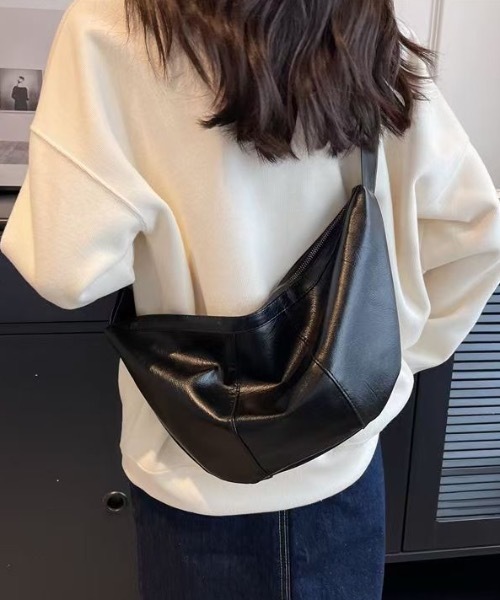 SHEPP(シープ)の「【26年春新作】エコレザーワイドストラップハーフムーンショルダー(ショルダーバッグ・メンズ・ブラック/ホワイト/ダークブラウン/ブラウン・F)」の10枚目の写真