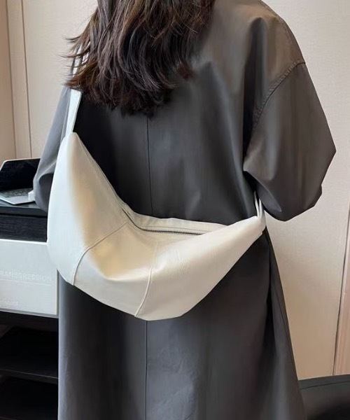 SHEPP(シープ)の「【26年春新作】エコレザーワイドストラップハーフムーンショルダー(ショルダーバッグ・メンズ・ブラック/ホワイト/ダークブラウン/ブラウン・F)」の6枚目の写真