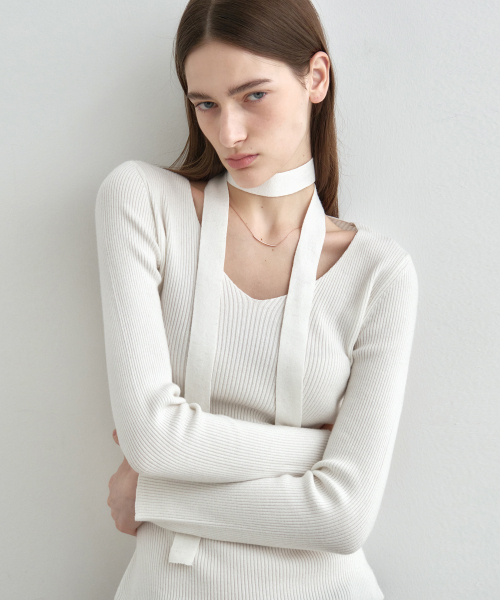 MONGDOL（モンドル）の「[マフラーSET] Vネックスリムリブニットトップ MDKT122_6 Colors（ニット/セーター・レディース・ベージュ/ブラック/アイボリー/ベビーピンク/クリーム/チャコールグレー・F）」の10枚目の写真