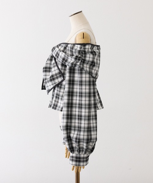 one after another NICE CLAUP（ワンアフターアナザーナイスクラップ）の「肩ビジューオフショルリボントップス（シャツ/ブラウス・レディース・ホワイト×ブラック/アイボリー/ピンク・FREE）」の4枚目の写真