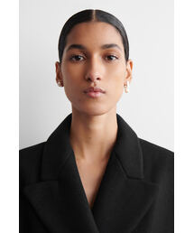 COS（コス）の「ミスマッチ レクタングル パールイヤリング（イヤリング）」