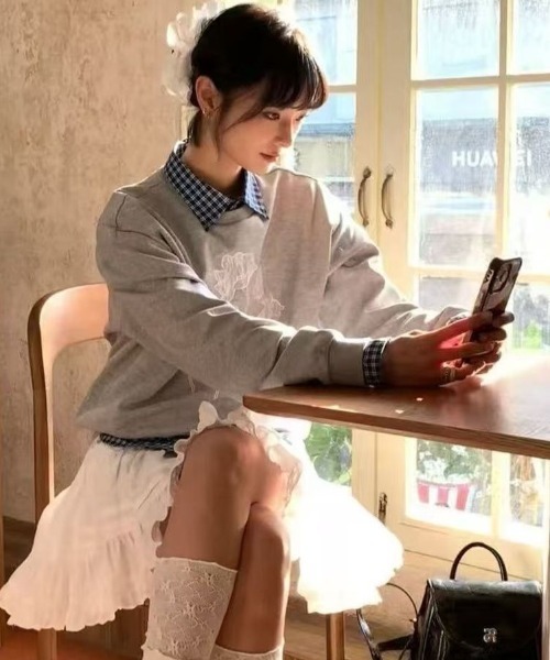 Lis ardent(リスアルダン)の「裏起毛レースフラワースウェットプルオーバー/オーバーサイズ 韓国カジュアルトップス(スウェット・レディース・グレー・M)」の4枚目の写真