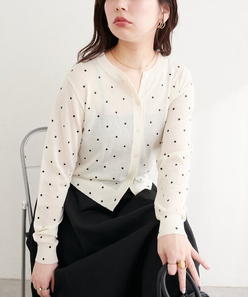 natural couture（ナチュラルクチュール）の「ドットシアーカーディガン（カーディガン/ボレロ・レディース・ベージュ/チャコールグレー/グレー/オフホワイト/ブラック・FREE）」の2枚目の写真
