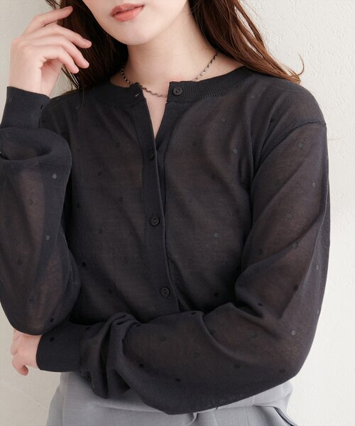 natural couture（ナチュラルクチュール）の「ドットシアーカーディガン（カーディガン/ボレロ・レディース・ベージュ/チャコールグレー/グレー/オフホワイト/ブラック・FREE）」の4枚目の写真