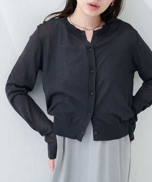 natural couture(ナチュラルクチュール)の「ドットシアーカーディガン(カーディガン/ボレロ・レディース・ベージュ/チャコールグレー/グレー/オフホワイト/ブラック・FREE)」の4枚目の写真
