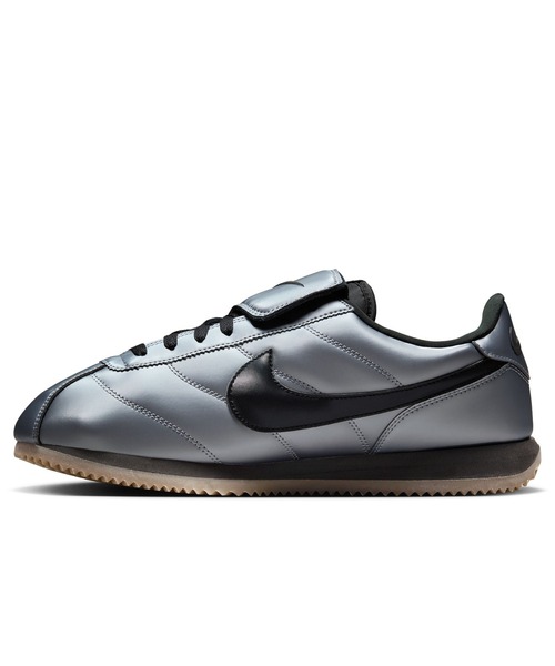 NIKE(ナイキ)の「NIKE CORTEZ SE HQ3490-099(スニーカー・メンズ・グレー・26.5cm/26cm/27.5cm/28cm/27cm)」の1枚目の写真